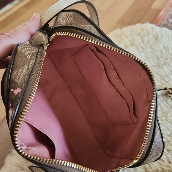 Beautiful Coach Evergreen Wildflower Signatue Camera Style Crossbody Bag 🩷🤍 - Picture 10 of 16